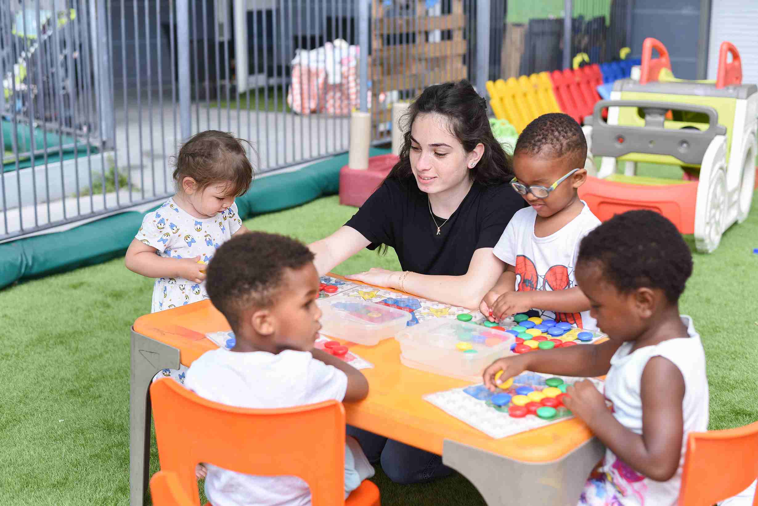 123 - Babilou Vallauris Souvenir Français - groupe d'enfants pendant une activité