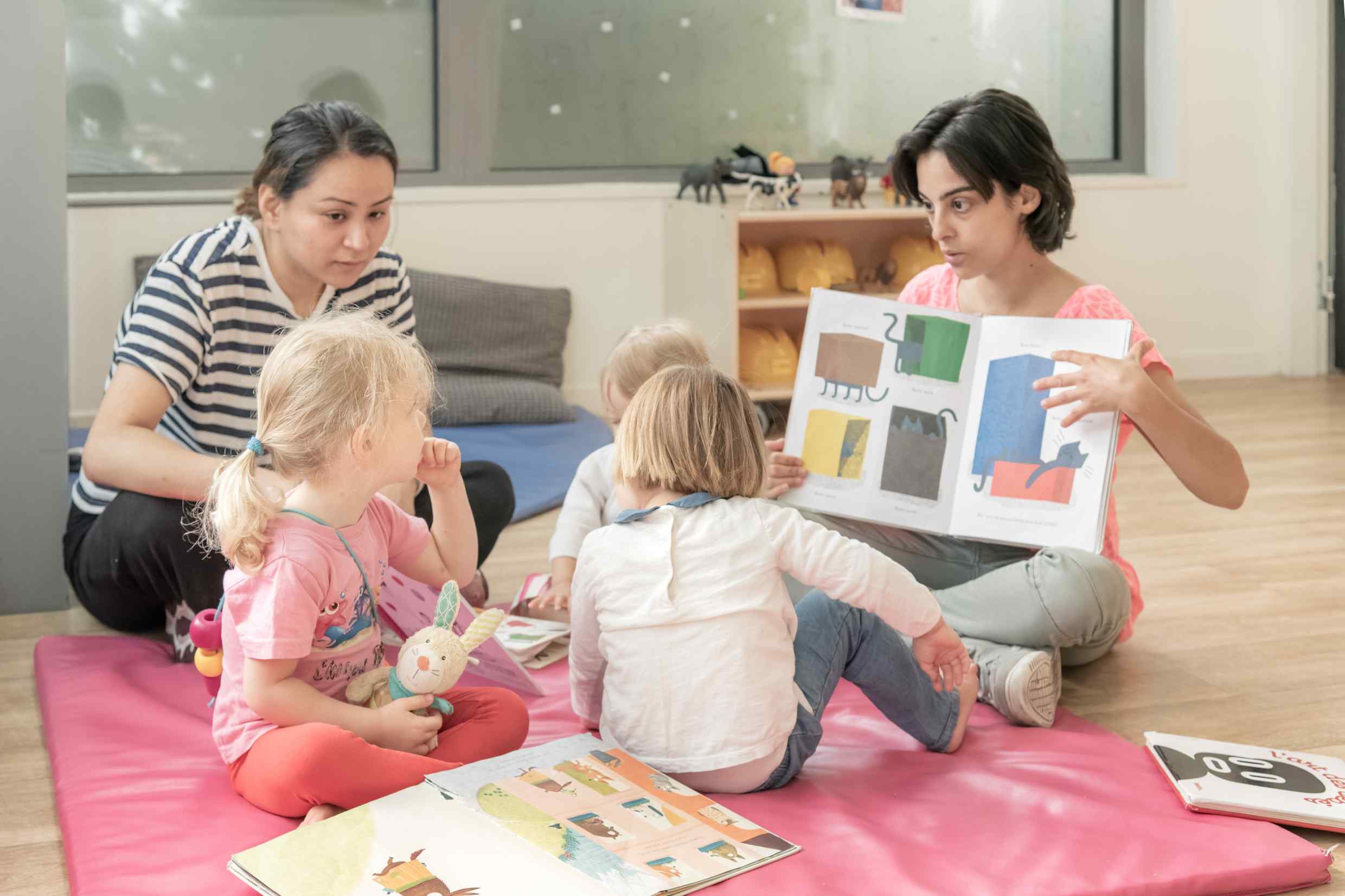474 - Babilou Clichy Chancé Milly - professionnelle qui lit une histoire aux enfants
