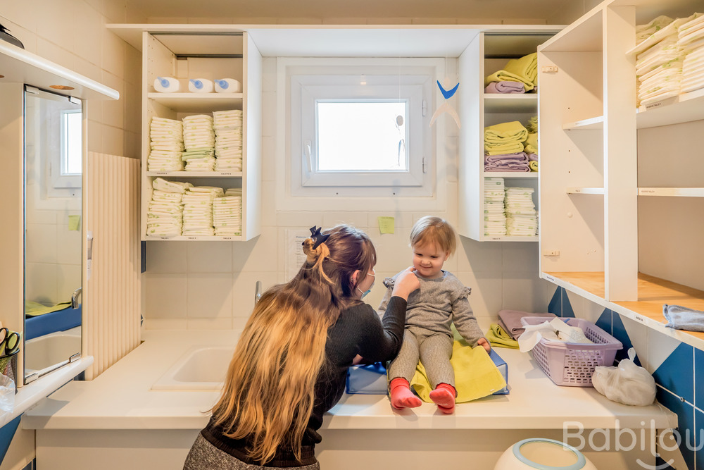 Une professionnelle de la petite enfance avec un enfant 