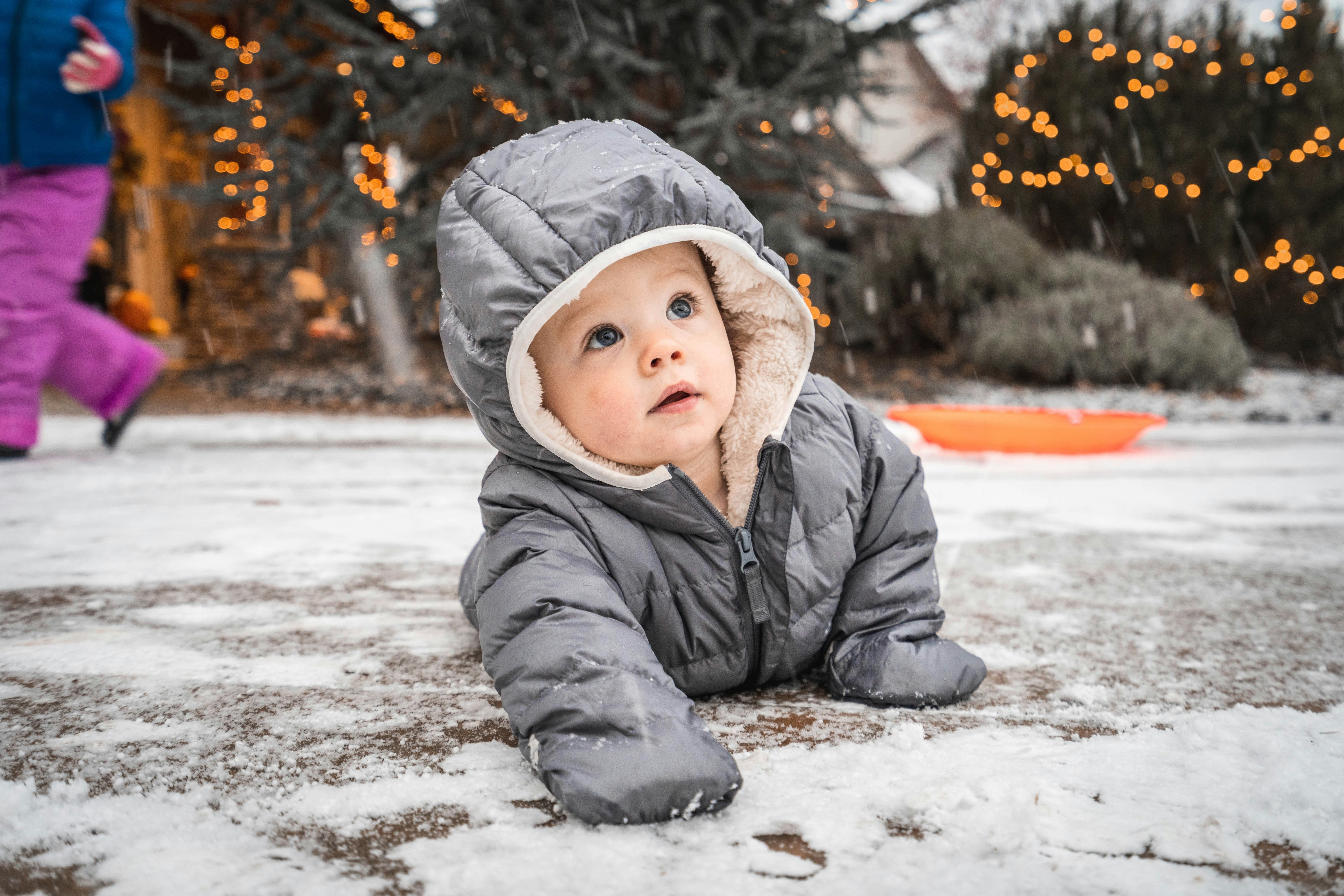 Activité bac sensoriel pour enfant : créez de la neige artificielle en 5 minutes Activité bac sensoriel pour enfant : créez de la neige artificielle en 5 minutes