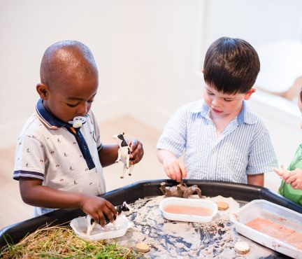Trois enfants qui jouent en crèche Babilou