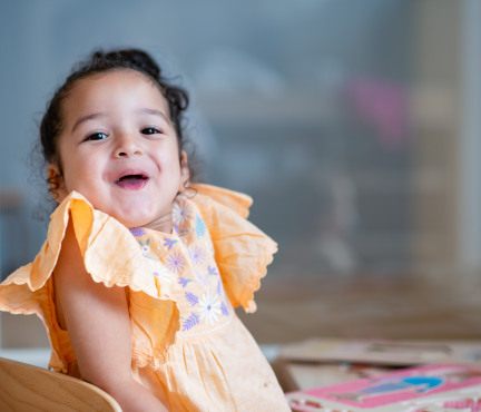 Petite fille qui sourit en crèche