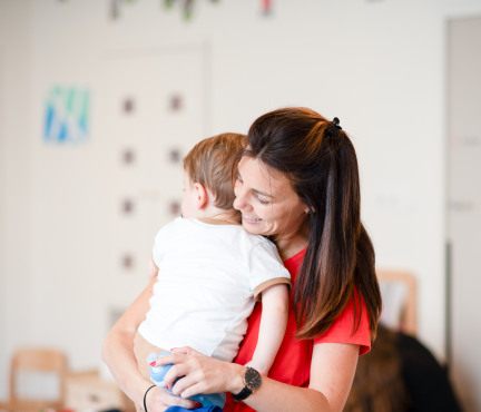Une maman tenant son enfant en crèche Babilou
