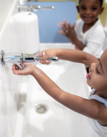 expliquer-coronavirus-enfant-hygiene-lavage-mains-babilou