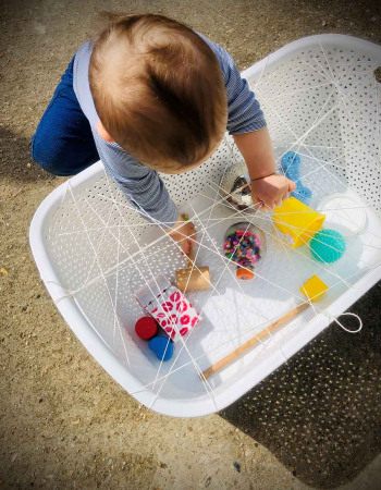 Enfant faisant une activité sensorielle au sein d'une crèche Babilou