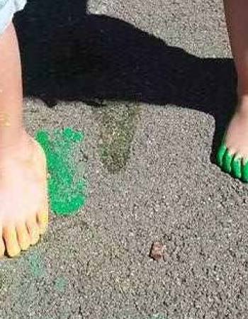 activite-enfant-avec-pieds-atelier-peinture-babilou