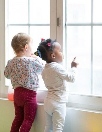 enfant-activite-collage-sur-vitre-babilou