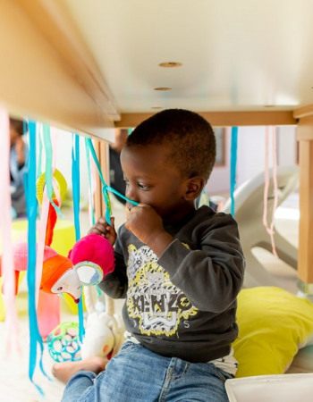 Activité-suspension-couleurs-formes-plafond-Babilou