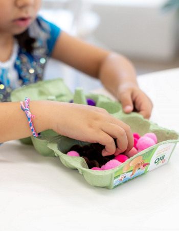 Bannière - Activité de transvasement  - Jeu Montessori - Babilou