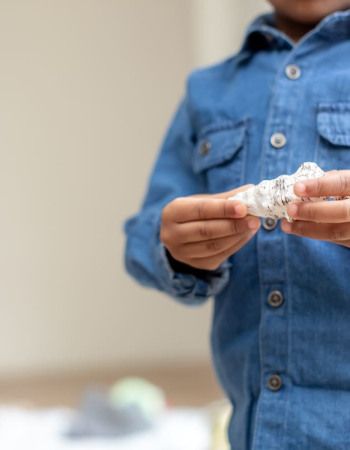 activite-montessori-mains-enfants-sac