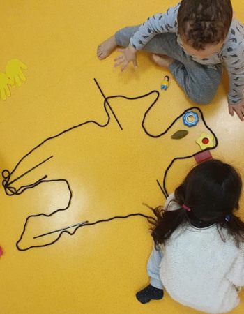 Dessin avec son corps - motricité - Babilou