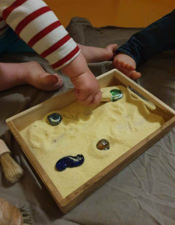 3-Activite-enfant-bacs-sensoriels-ete-sable-Babilou