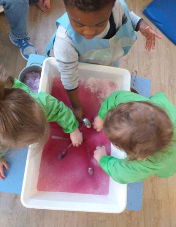 3-Activite-enfant-bacs-sensoriels-tanzanie-lac-rouge-Babilou