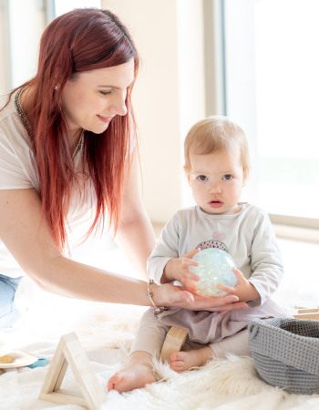 Auxiliaire de Petite Enfance Babilou et un tout-petit.
