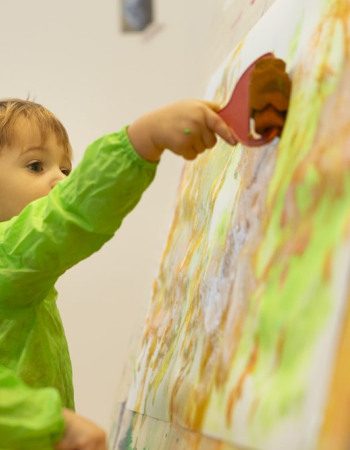 Enfant peinture creche