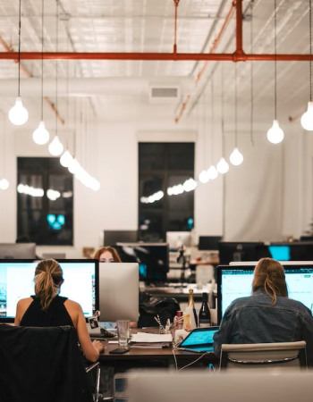Personnes en train de travailler en entreprise