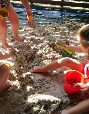 des enfants à la plage