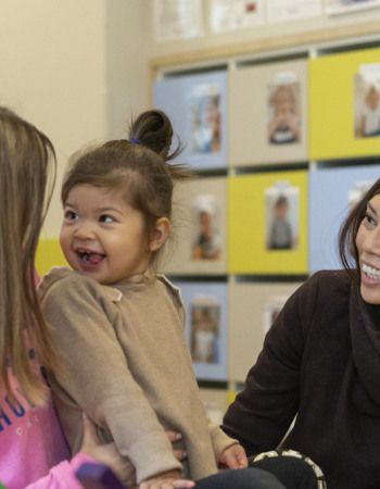 Une maman, son enfant et une professionnelle de crèche Babilou