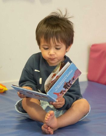 469 - Babilou Suresnes Gallieni petit garçon qui lit une histoire