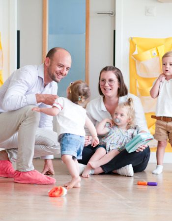 Un papa, des enfants et une professionnelle en crèche Babilou
