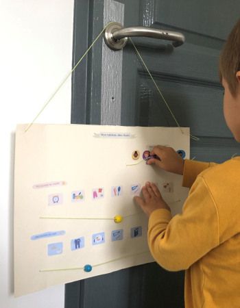 petit garçon avec un tableau des rituels
