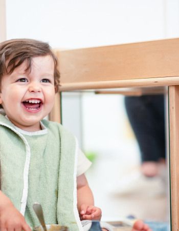 Enfant en crèche Babilou qui rigole