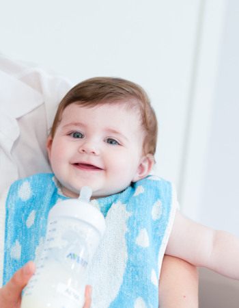 bébé qui boit avec une professionnelle