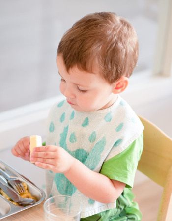 Un enfant en train de manger en crèche Babilou