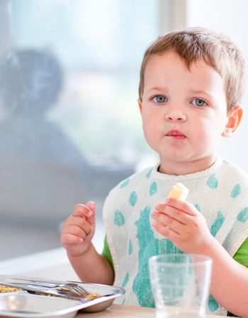 petit garçon pendant le temps de repas 