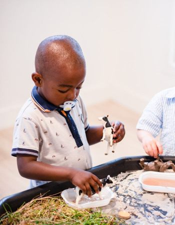 Trois enfants qui jouent en crèche Babilou