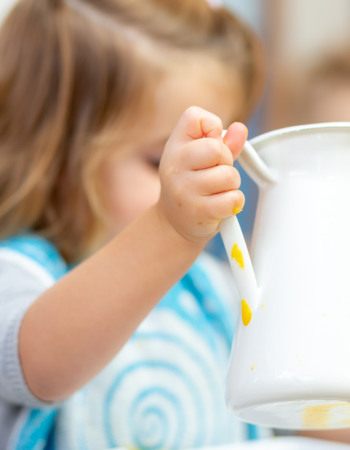 petite fille qui se sert de l'eau