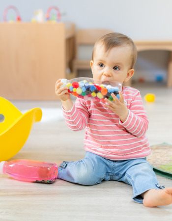 babilou-montrouge-agnescolombo-378 - petit fille pendant une activité sensorielle
