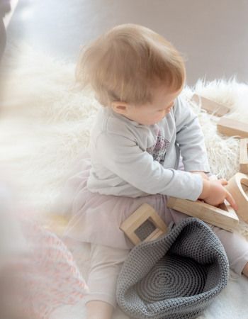 Enfant jouant avec des jouets en bois au sein d'une crèche Babilou
