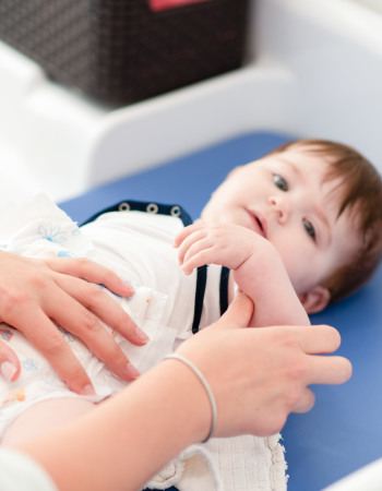 Un bébé allongé 