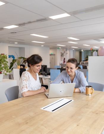 Deux collaboratrices Babilou en train de travailler sur un ordinateur