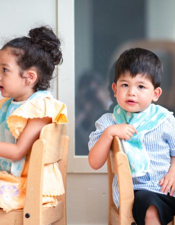Deux enfants lors d'un temps de repas