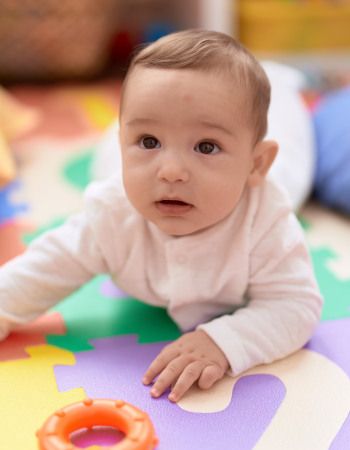 Un bébé sur un tapis d'éveil
