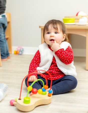 Enfant jouant avec un jouet au sein de la crèche Babilou Montrouge 