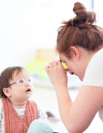 Enfant regardant un adulte