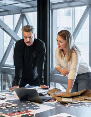 Un homme et une femme en train de travailler