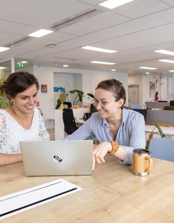 Image représentant deux internes Babilou qui étudient. 