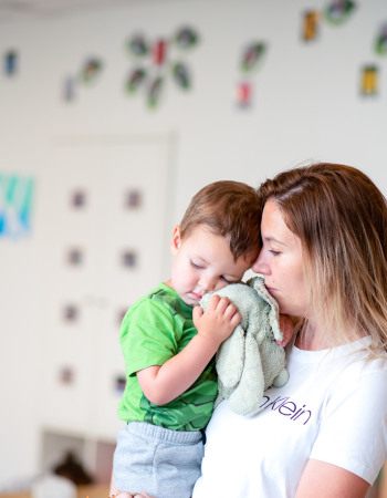 Une maman tenant son enfant en crèche Babilou