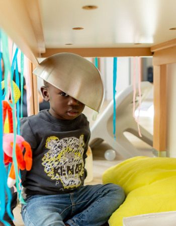 garçon en pleine activité de jeu libre