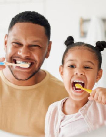 image représentant une famille heureuse de se brosser les dents