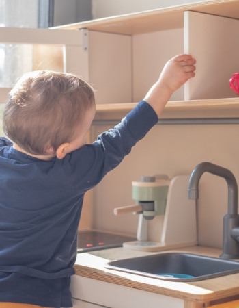 Un enfant en crèche babilou qui joue