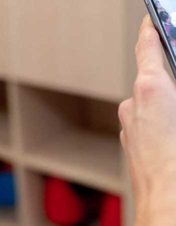 Personne prenant une photo d'un groupe d'enfants au sein d'une crèche Babilou