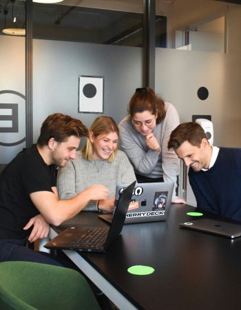 Un groupe de personnes en entreprise en salle de réunion