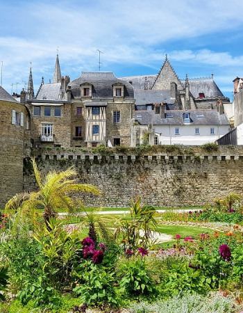 la ville de Vannes et ses remparts sous le soleil