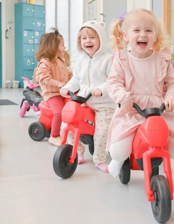 Photo de trois enfants qui s'amuse à la crèche Babilou Saint-Jean de Braye Rochefort
