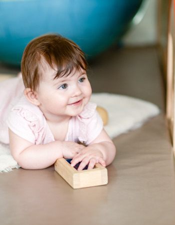 Enfant en crèche sur le ventre